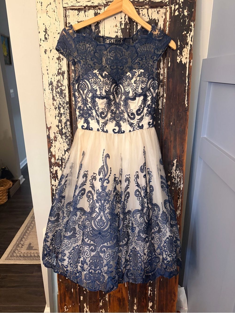 Chi Chi London women’s elegant Navy Blue Lace Overlay Tulle Party Dress. Size 6